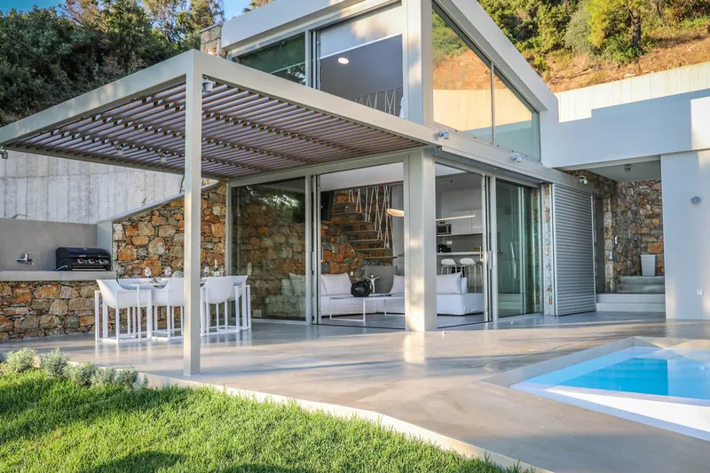 The pergola, the outdoor kitchen and the pool