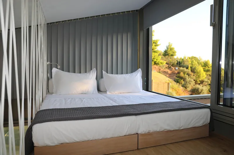 The bedroom with a sea view