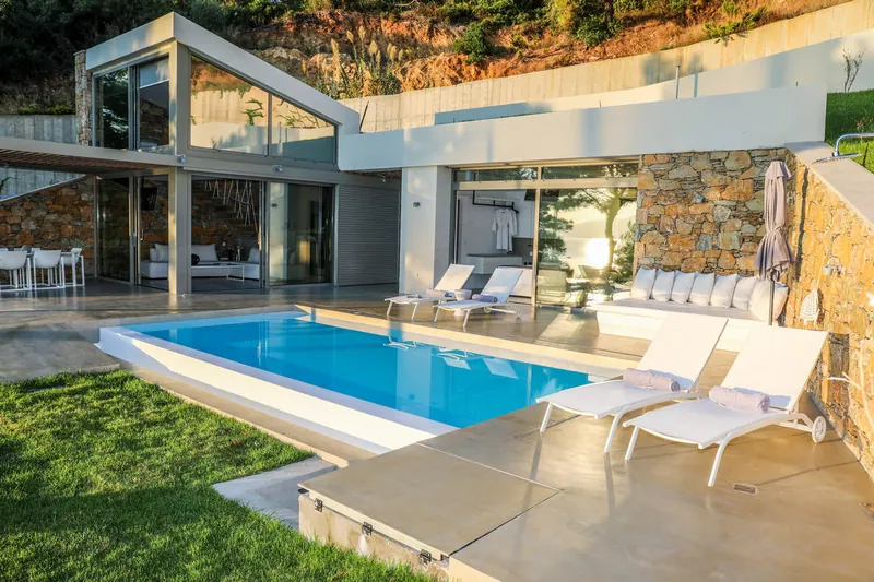 The villa, its pool and the lawn