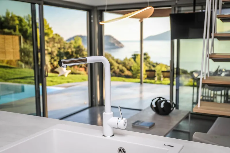 The kitchen with the sea through the glass