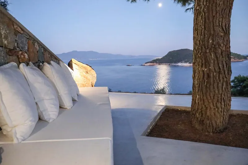The built-in sofa by the pine, the sea at dusk