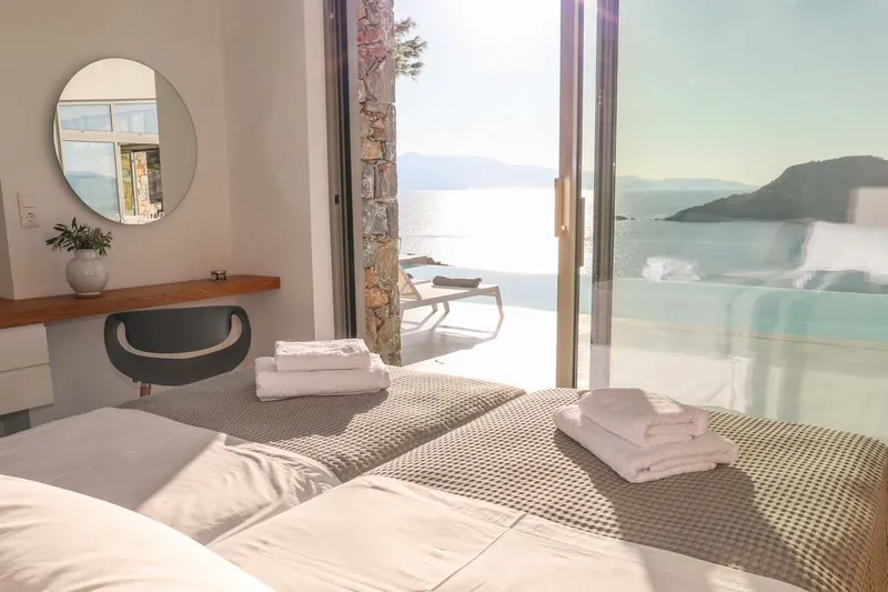 The twin bedroom with a sea view