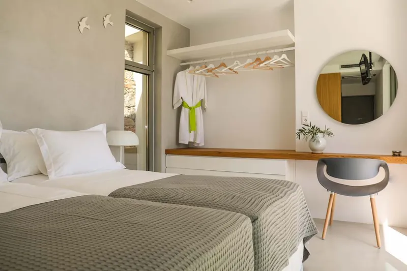 The twin beds and the round mirror