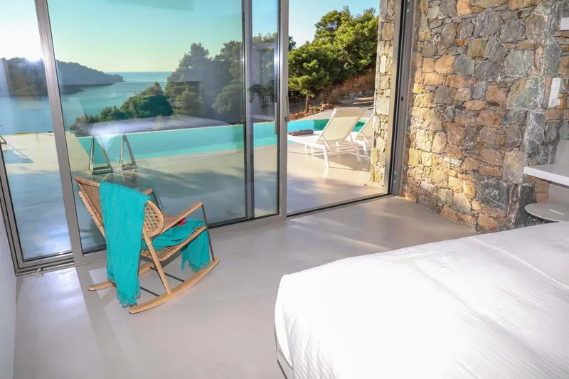 The bedroom opening onto the pool and the sea