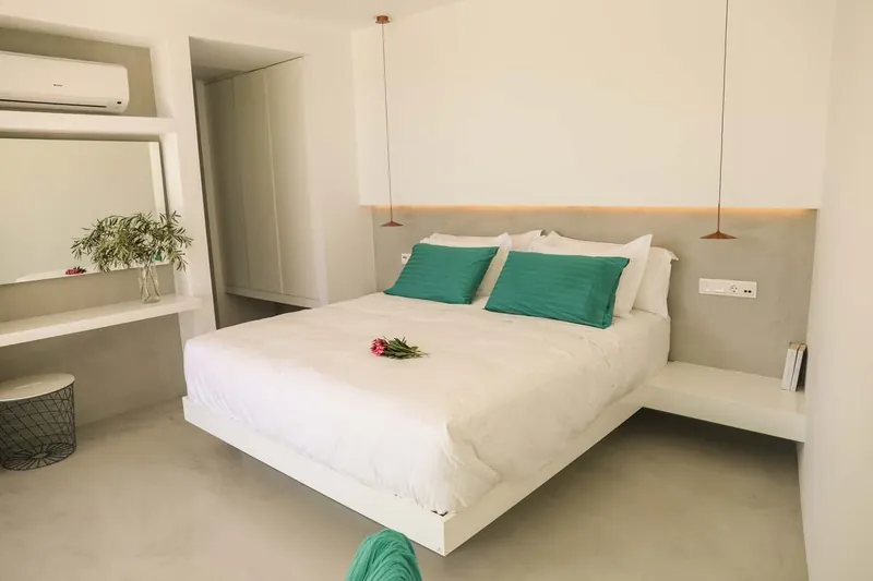 The king-size bedroom with green cushions