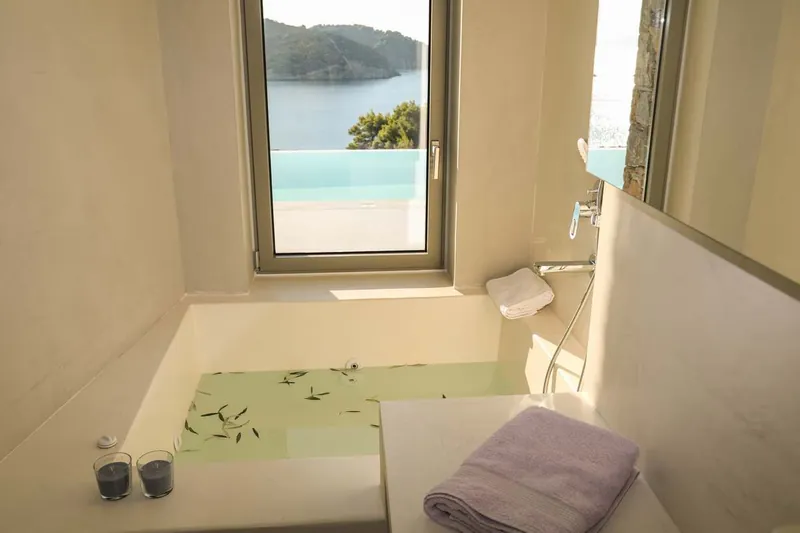 The bathtub under a window to the sea