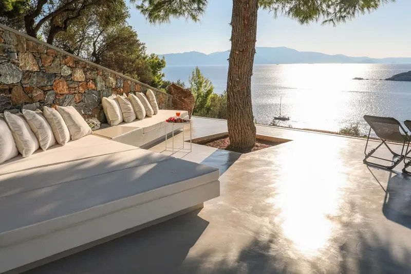 The built-in sofa and the pine on the terrace