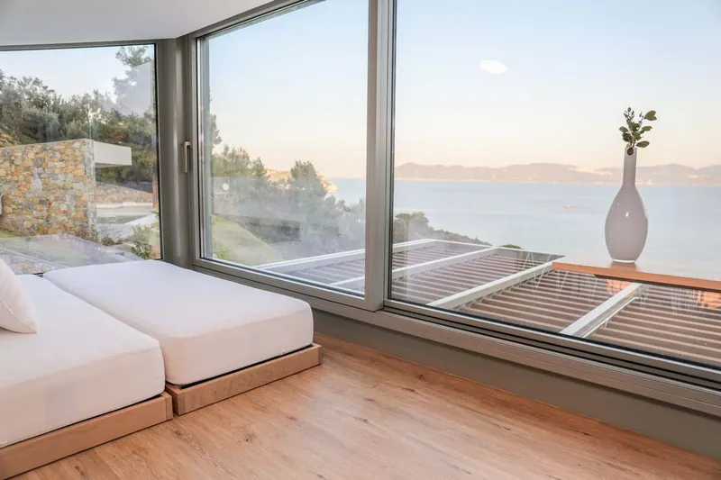 The loft bed by the window to the sea